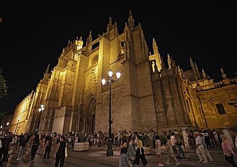 Imagen secundaria 1 - La Hermandad de la Cena, la Catedral y el Palacio Bucarelli