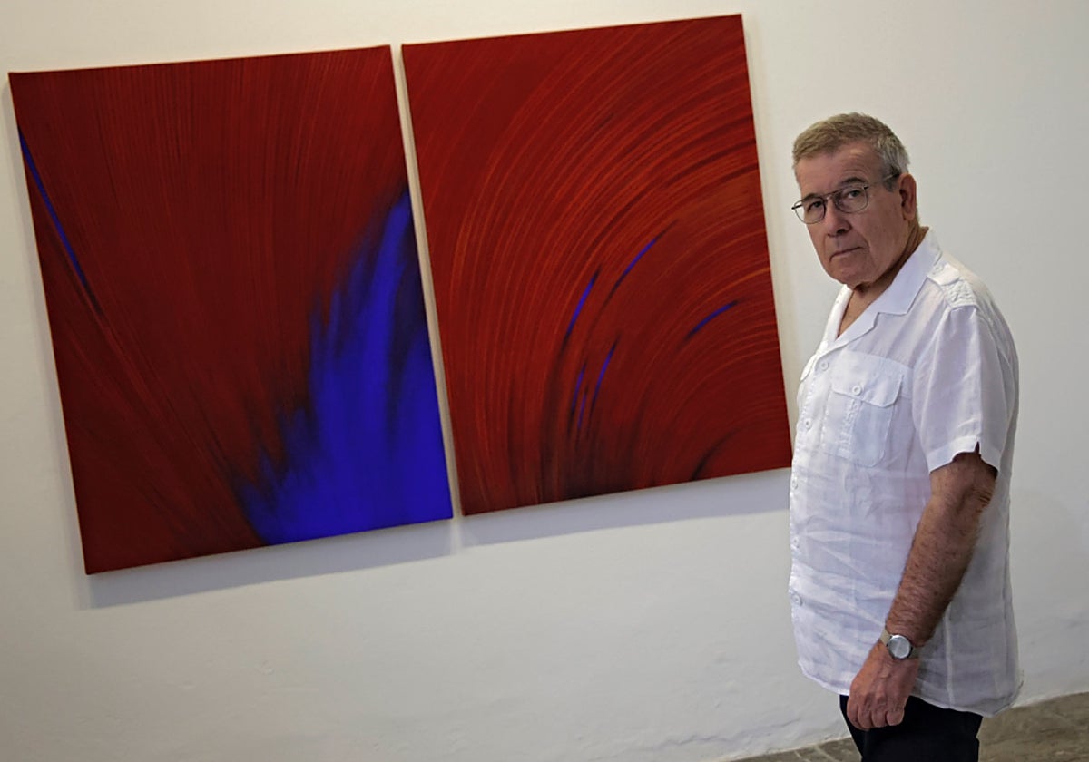 Ignacio Tovar, ante una de sus obras en la galería Rafael Ortiz