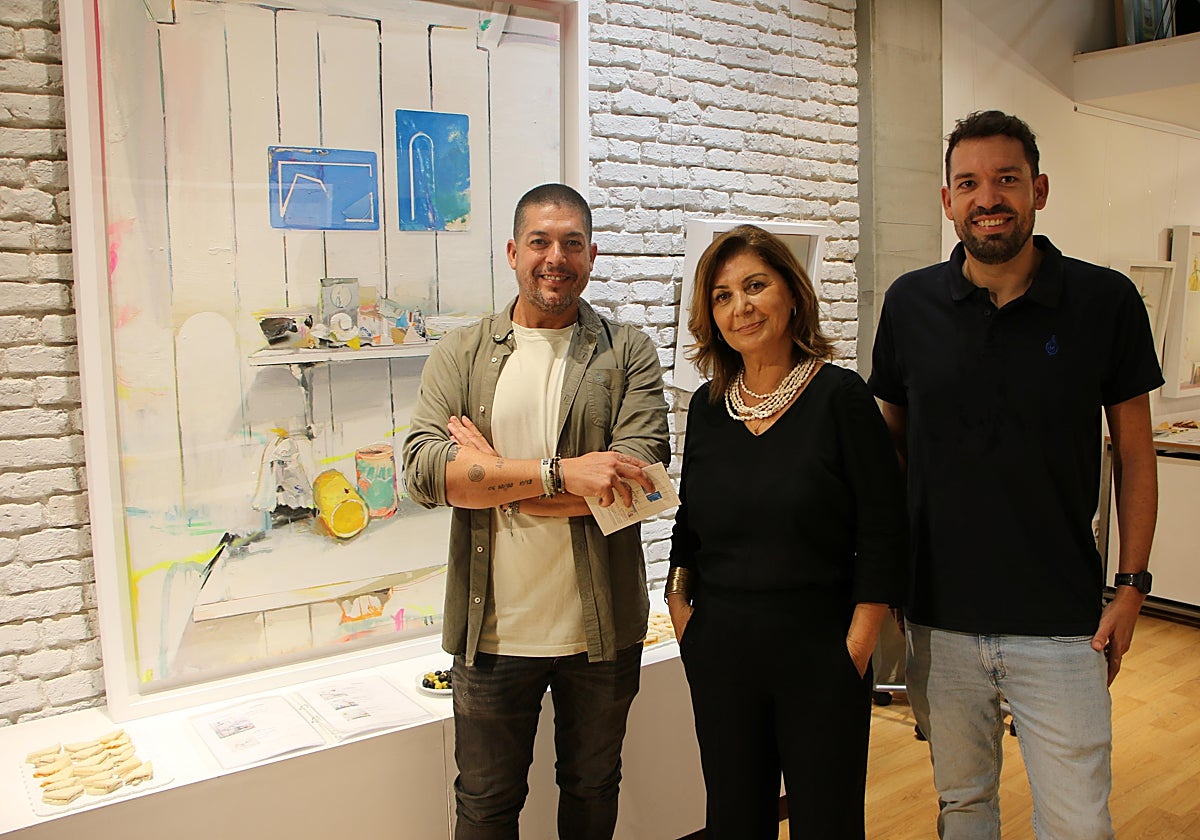 Pepe Bonaño, acompañado en la inauguración de su exposición por la galerista Inma Puchal y por el artista Rafa López