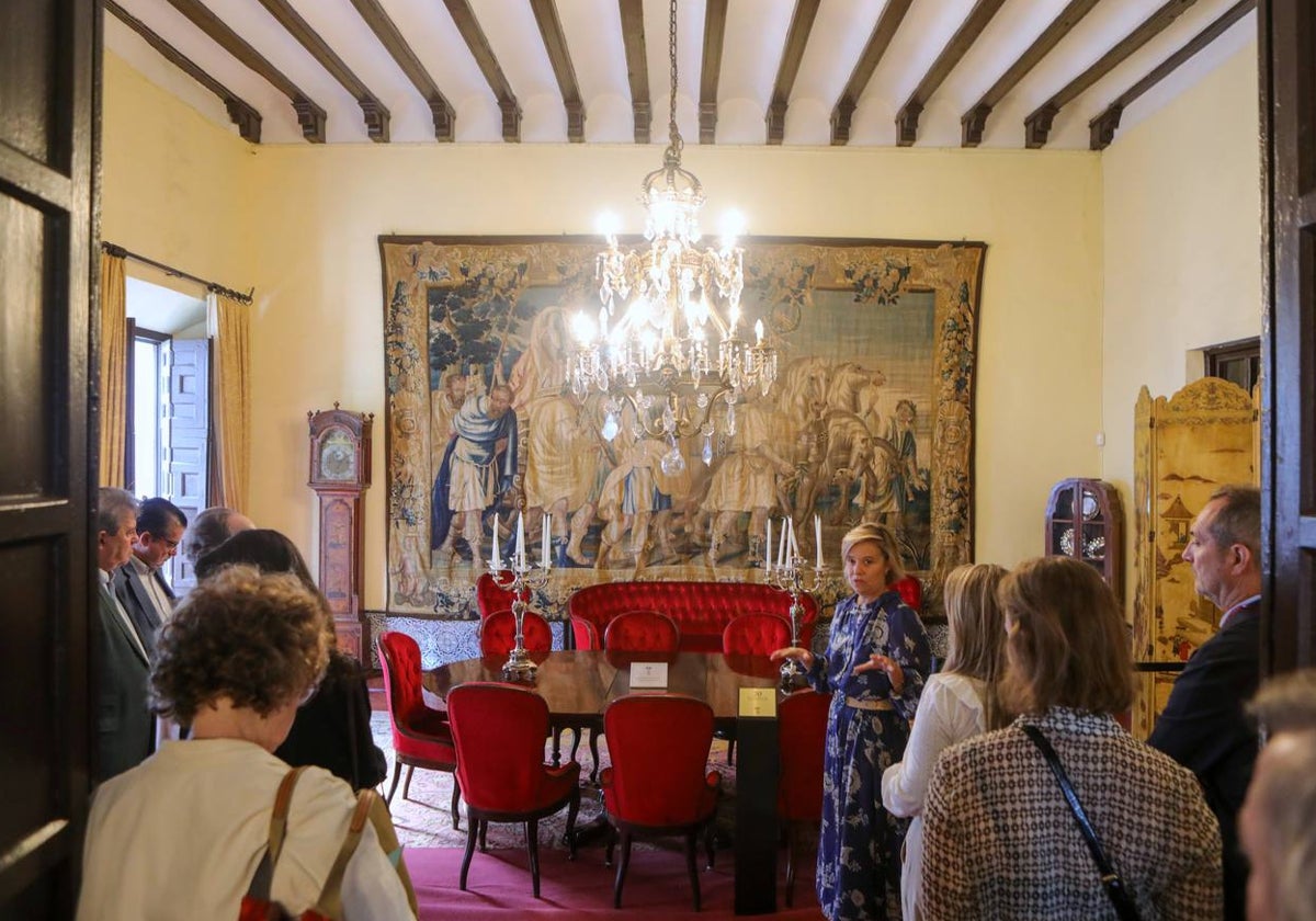 La visita hace un recorrido por las estancias del palacio y la historia de la familia que la habita, la de los condes de Santa Coloma