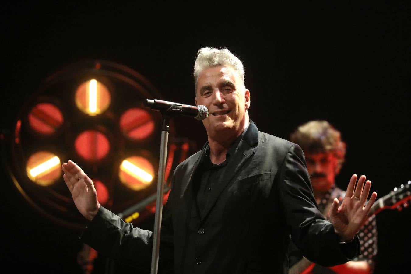 Loquillo mostró su versión más poética en el Cartuja Center de Sevilla 