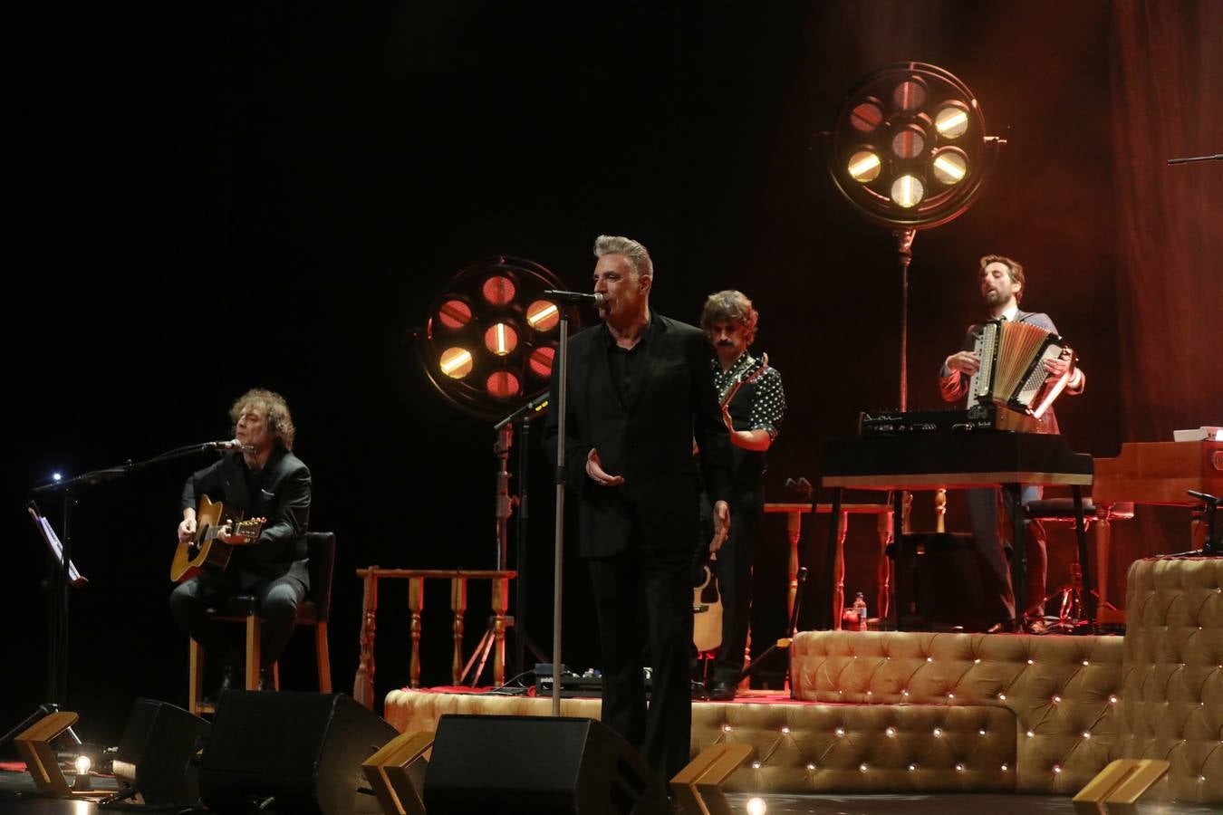 Loquillo mostró su versión más poética en el Cartuja Center de Sevilla 