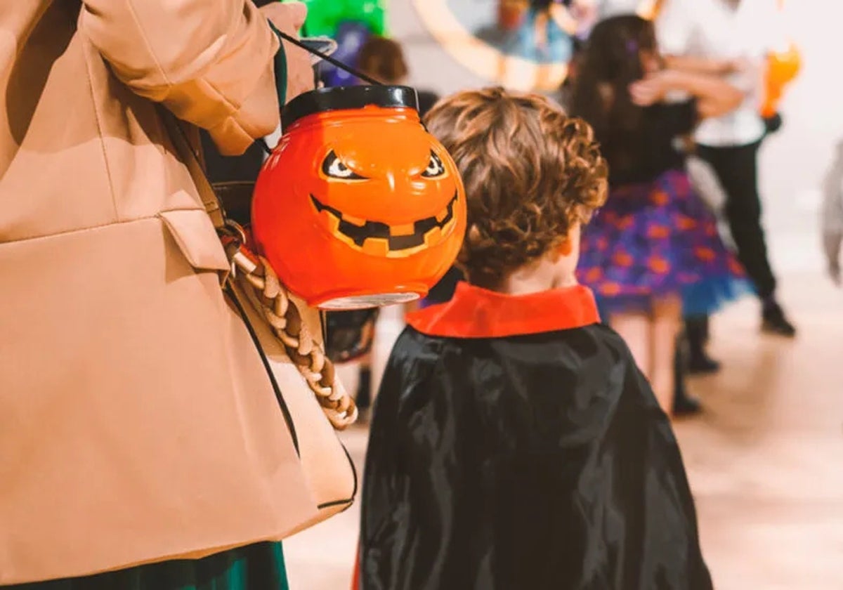 Los niños disfrutan de Halloween en Torre Sevilla