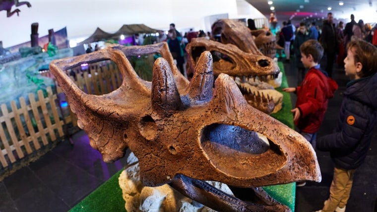 La exposición de los dinosaurios llega al entorno del estadio de La Cartuja de Sevilla