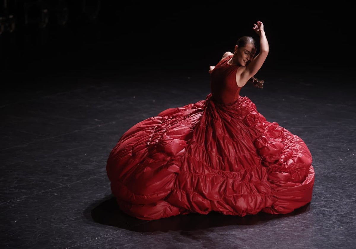 La bailaora Paula Comitre llega este fin de semana a Tomares con su obra 'Cuerpo nombrado'