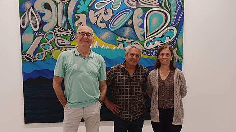 Los comisarios de la muestra, Luis Francisco Pérez y Rosalía Benítez rodeando al pintor Patricio Cabrera