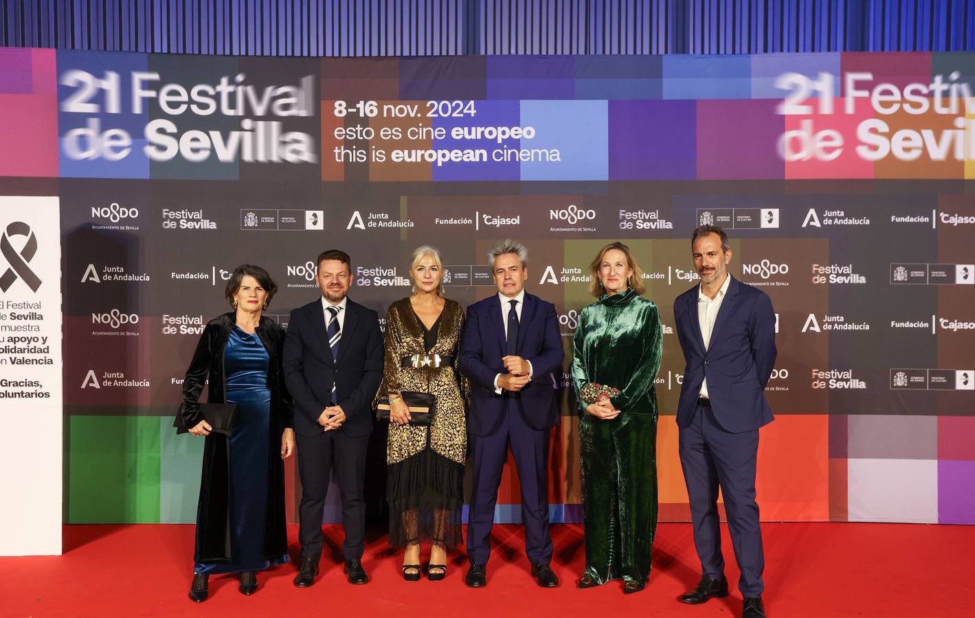 Autoridades y actores posan en el photocall del Festival de Cine de Sevilla