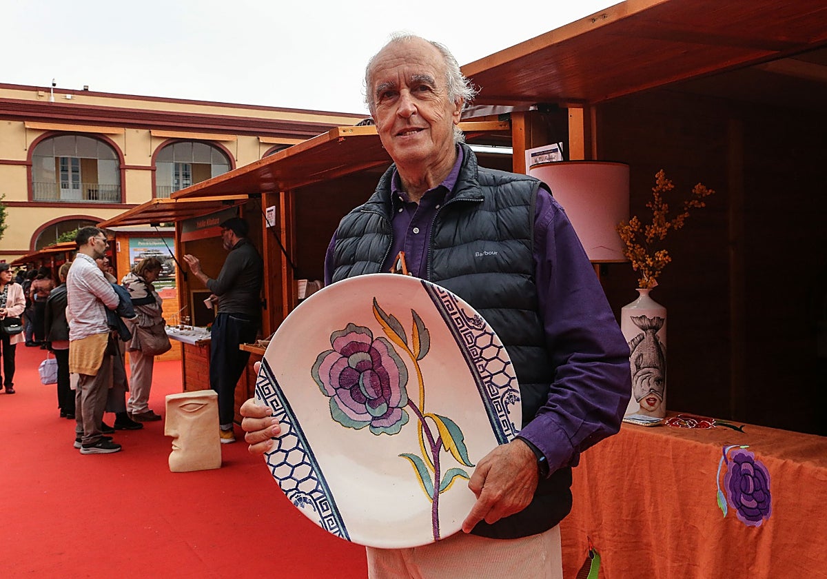 El asesor de arte y antes galerista Pepe Cobo, ante las tres piezas que presenta en la Feria de la Cerámica Artesanal