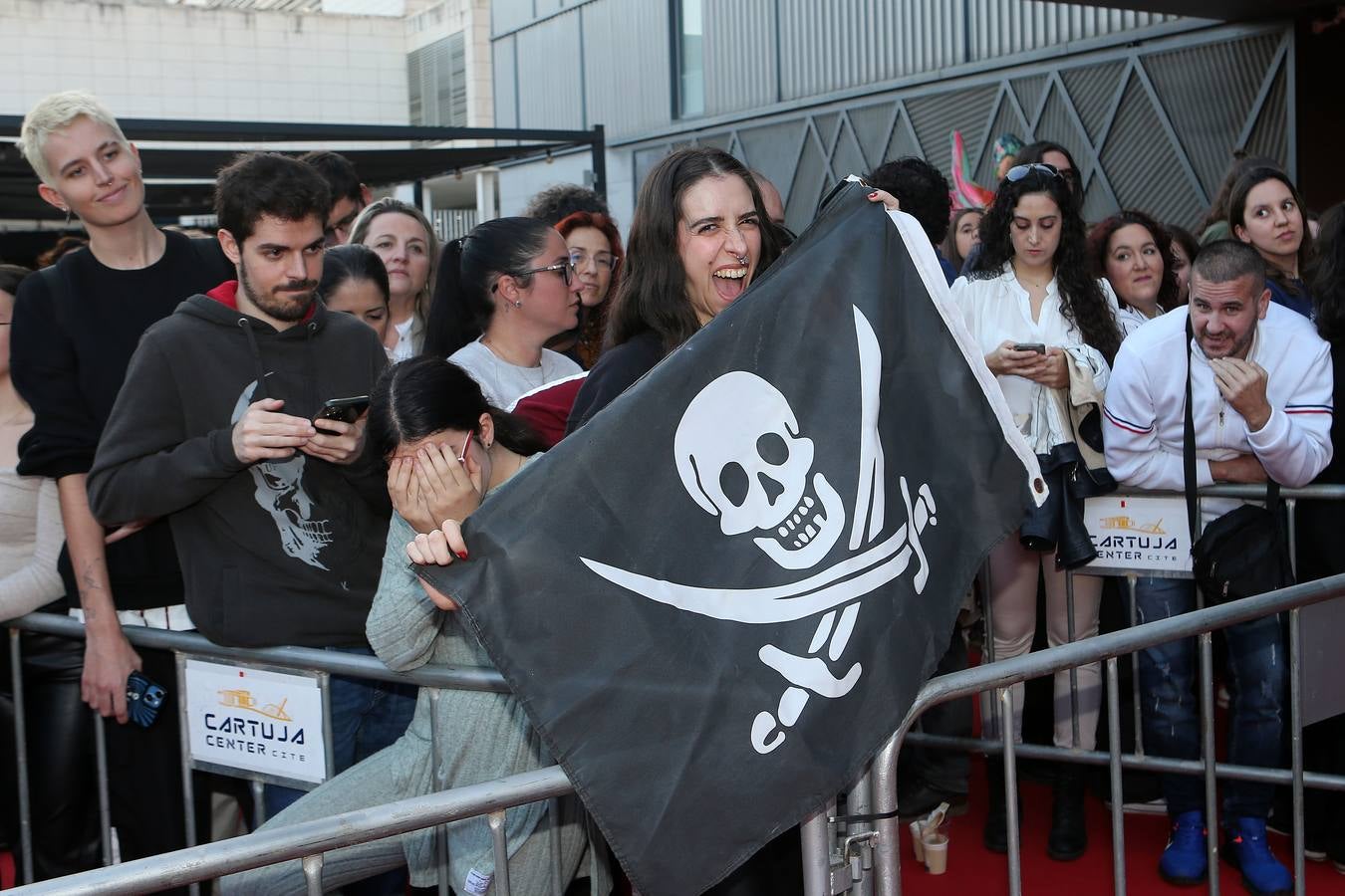 Johnny Depp posó a la entrada del Cartuja Center y saludó a los fans que se acercaron a verlo