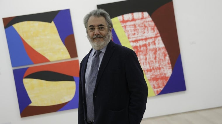 Daniel Bilbao, comisario de la exposición de Gerardo Delgado en la Casa de la Provincia, ante las obras del pintor