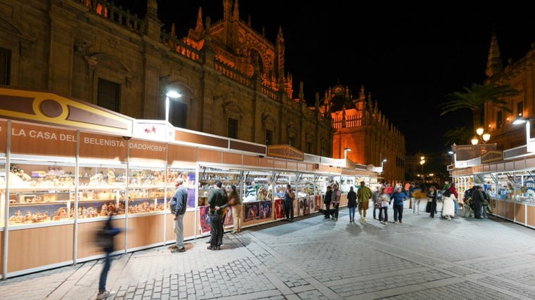 Puestos y público de la Feria del Belén de Sevilla