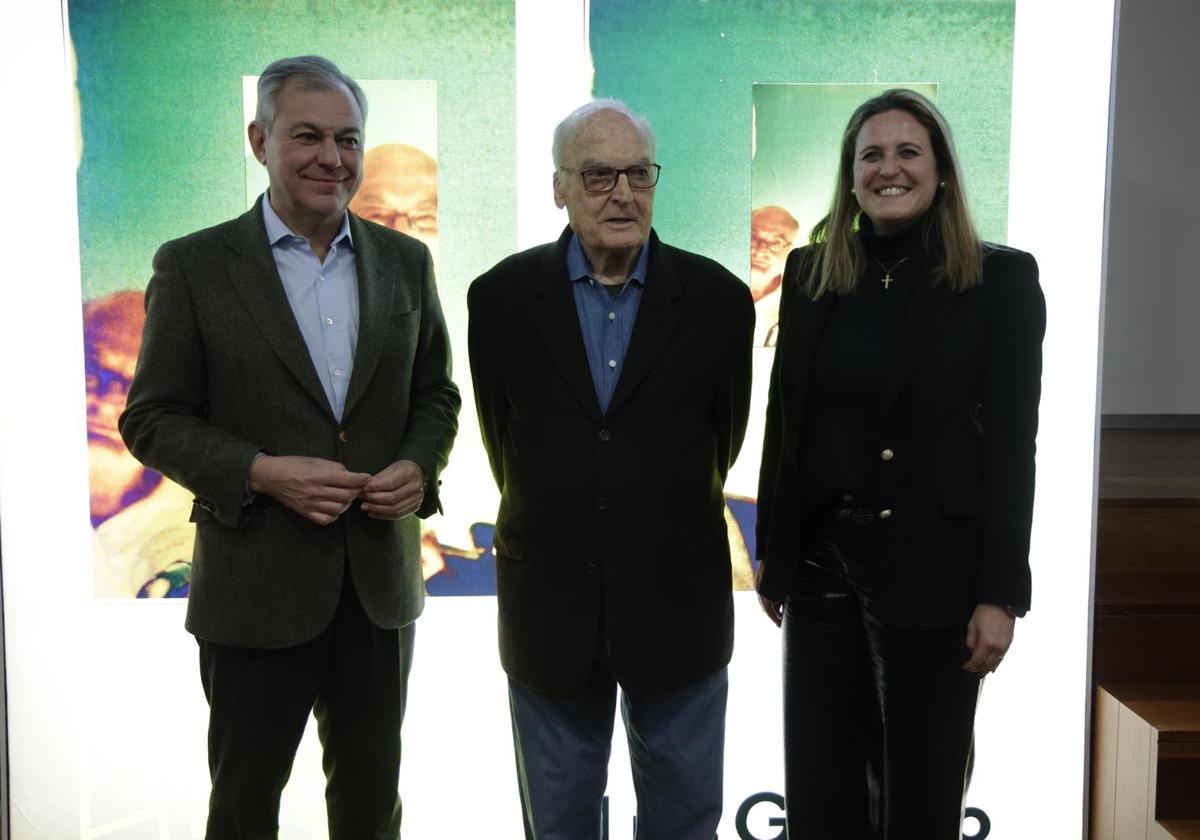 José Luis Sanz, Luis Gordillo y Angie Moreno, durante la inauguración de la exposición del artista sevillano