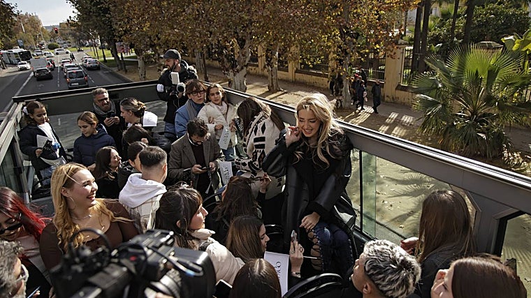 Lola Índigo en el autobús