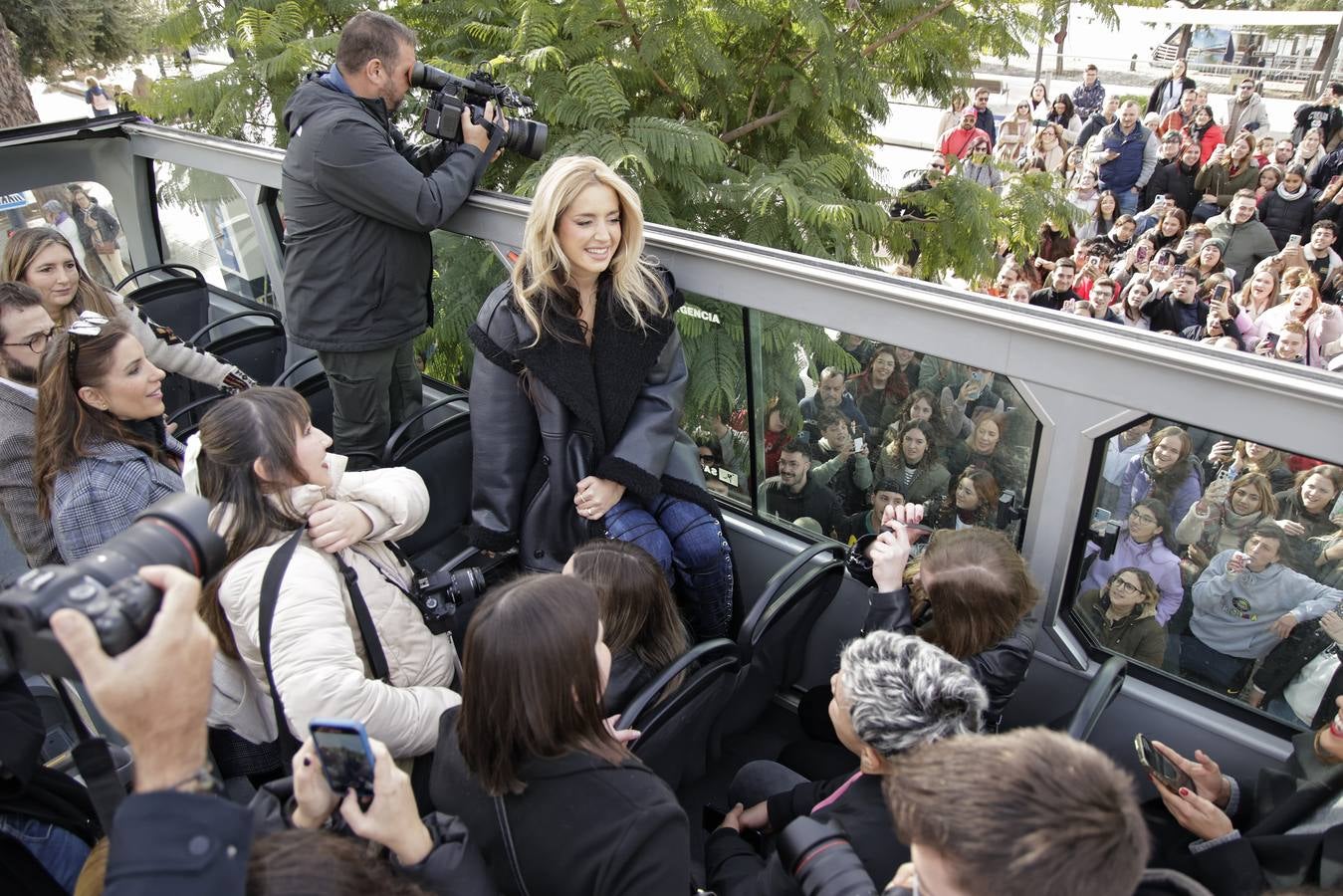 Lola Índigo rodeada de sus fans en un autobús junto a la Torre del Oro