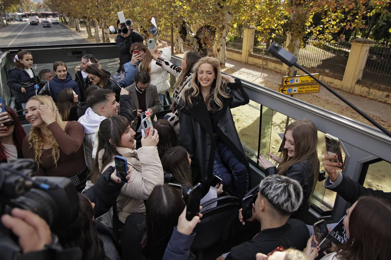 Lola Índigo rodeada de sus fans en un autobús junto a la Torre del Oro