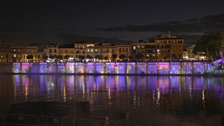 Espectáculo Navigalia en el río Guadalquivir. Ambiente previo en el Muelle de la Sal