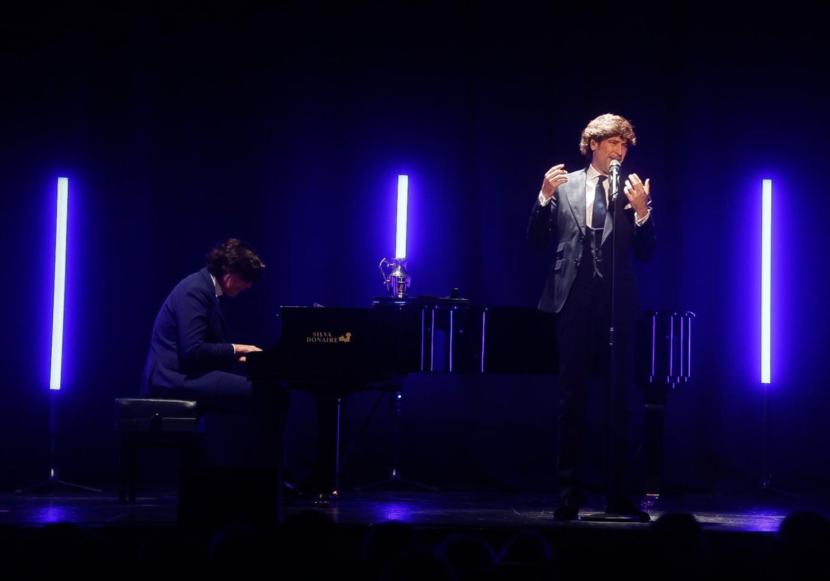 Manuel Lombo en su concierto en Tomares, donde ha estado acompañado por el pianista Manuel Moreno