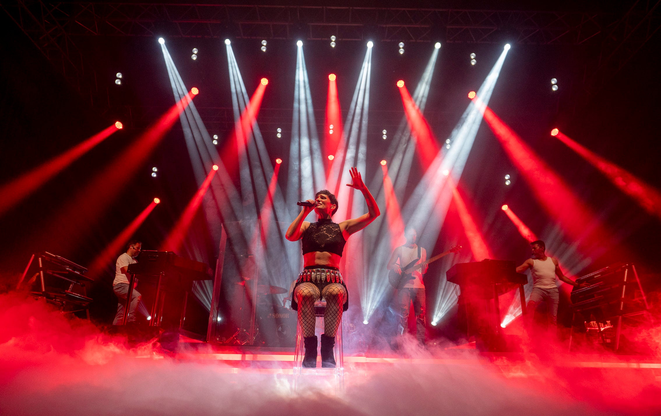 Hija de la luna': Robin Torres convierte su homenaje a Mecano en toda una fiesta