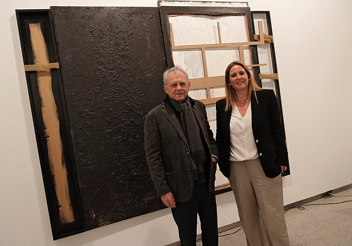 El artista Juan Suárez y la delegada municipal de Cultura, Angie Moreno en las salas Atín Aya