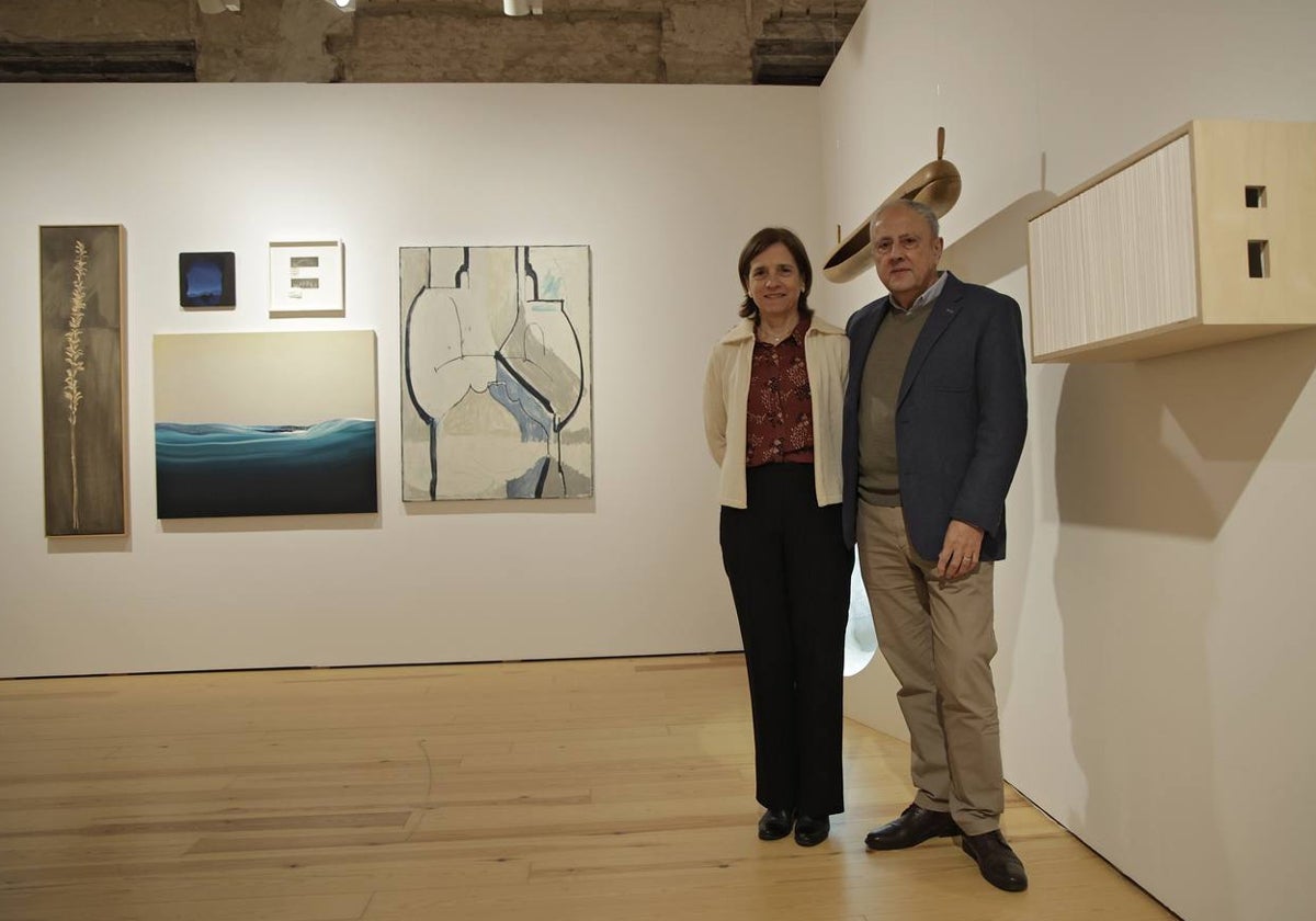 Rafael Ortiz y Rosalía Benítez posan en la exposición