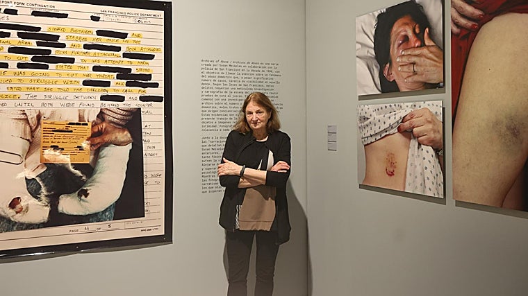 Susan Meiselas ante varias de sus obras en la exposición 'Narrativas ocultas' en Artillería