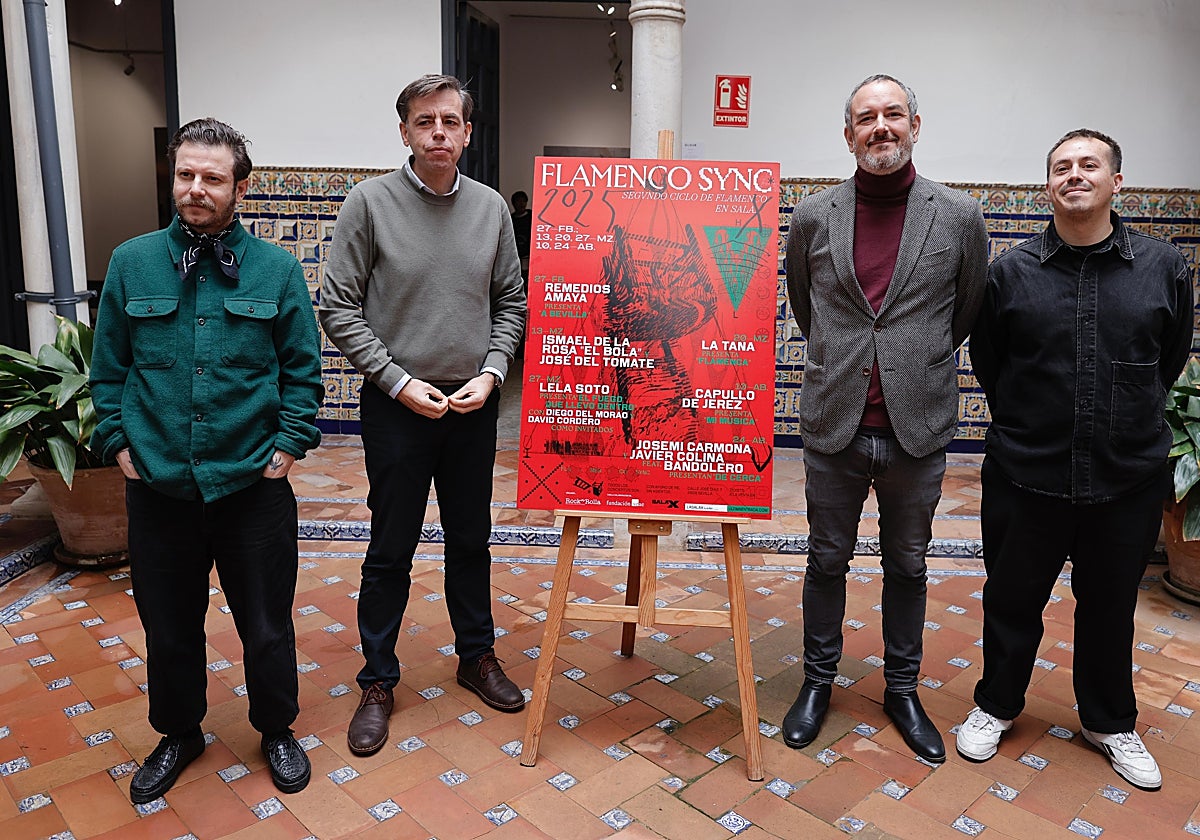 El autor del cartel, Jacobo Carmona, junto al director del Instituto Andaluz de Flamenco, Cristóbal Ortega, Xan Alfaya de Rocknrolla y Miguel Olivencia