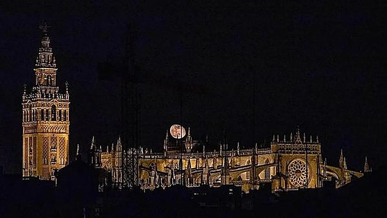 La Catedral de Sevilla anuncia tres nuevas rutas nocturnas: fechas, precios y horarios