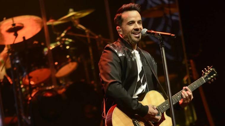 Luis Fonsi durante un concierto