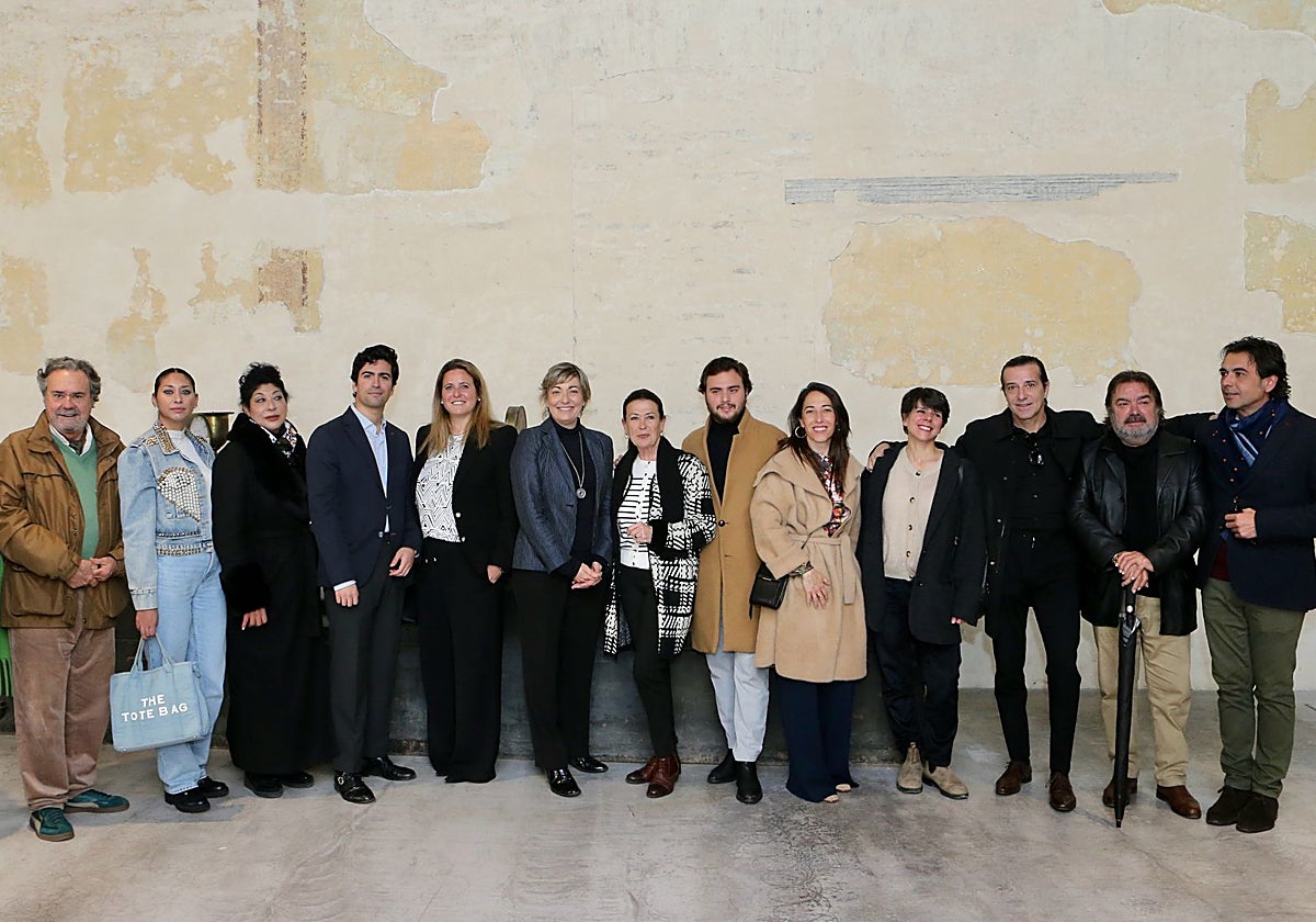 Manuel Curao, crítico de flamenco, Manuela Amador, Manuela Carrasco, el director de la Bienal, Luis Ybarra, la delegada de Turismo y Cultura, Angie Moreno, la directora de Cultura de la Universidad Loyola, Emma Camarero, Pepa Montes, Manuel de la Tomasa, Ana Morales, Leonor Leal, Andrés Marín, Ricardo Miño y Pedro Ricardo Miño, en la presentación del ciclo