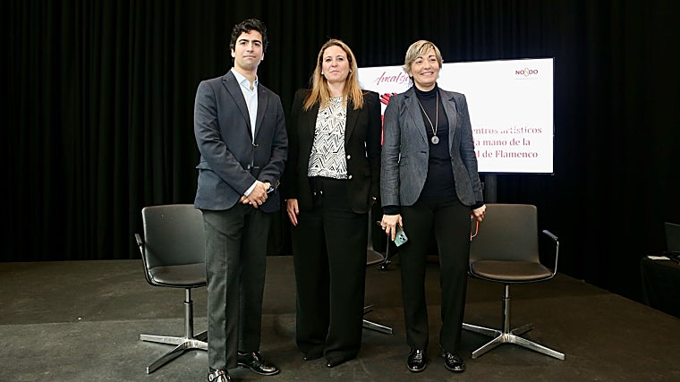 El director de la Bienal de Flamenco, Luis Ybarra, la delegad de Turismo y Cultura, Angie Moreno, y a directora de Cultura de la Universidad de Loyola, Emma Carmarero