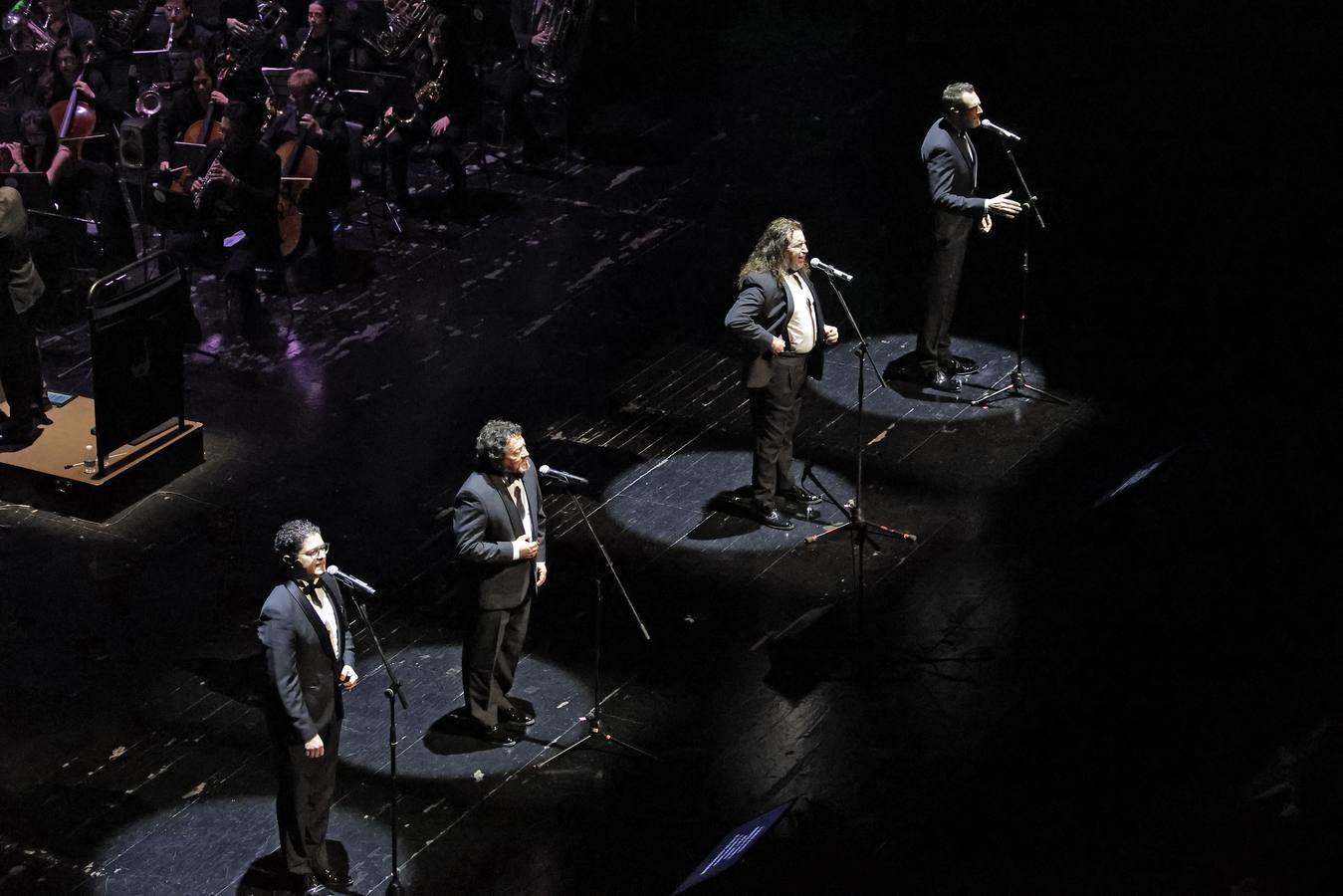 Cantores de Híspalis durante el concierto en Fibes