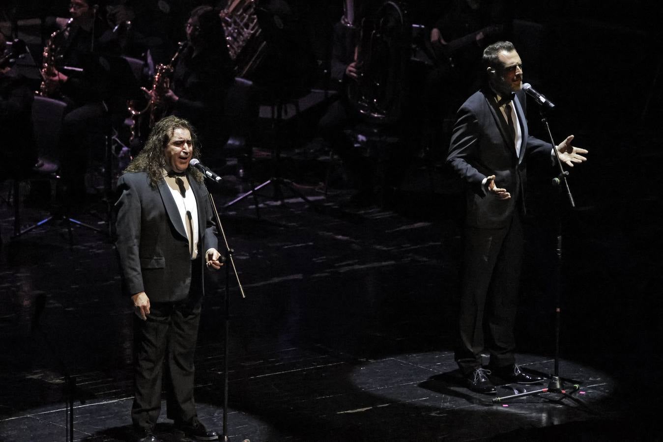 Cantores de Híspalis durante el concierto en Fibes