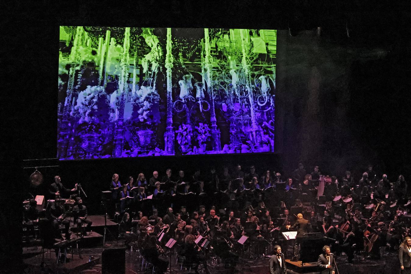 Cantores de Híspalis durante el concierto en Fibes