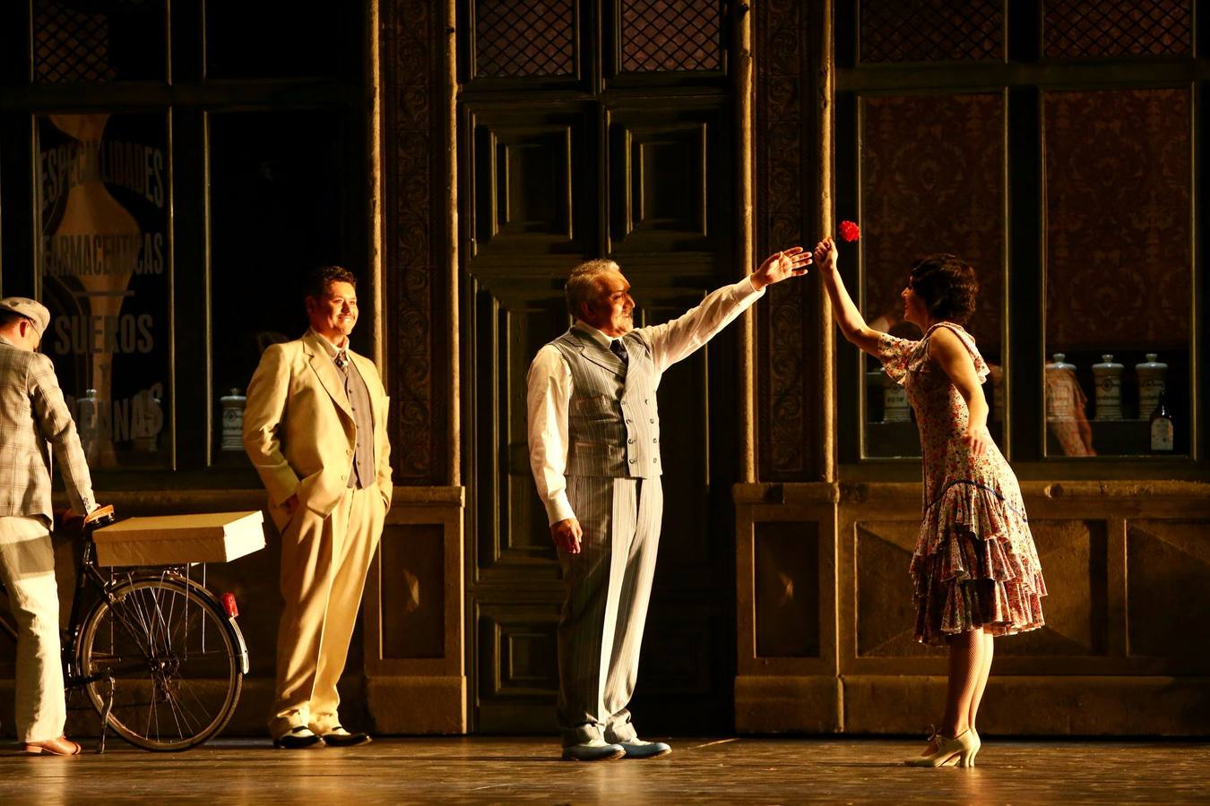 Momento del ensayo previo al estreno en el Maestranza de la zarzuela 'La verbena de la Paloma'