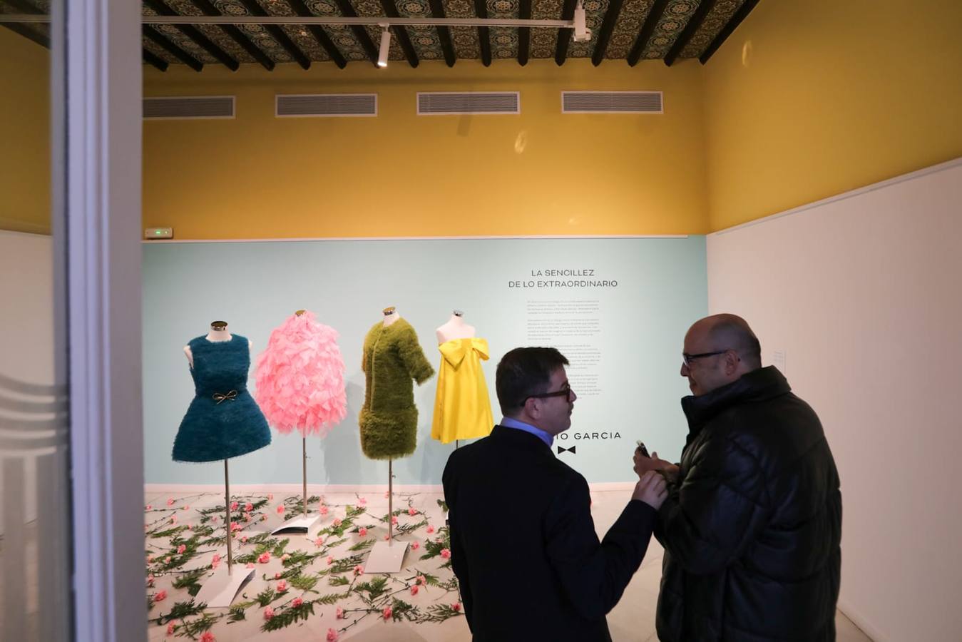 La exposición incluye estilismos que han desfilado en pasarelas de Nueva York, Tokio o Barcelona