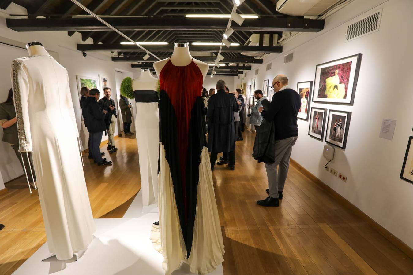 La exposición incluye estilismos que han desfilado en pasarelas de Nueva York, Tokio o Barcelona
