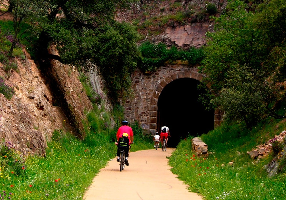 Recorrer la Vía Verde de la Sierra Norte en bicicleta es una opción perfecta para disfrutar en la provincia