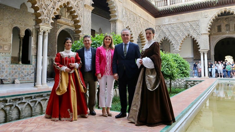 Un momento de la presentación de las visitas nocturnas teatralizadas al Alcázar