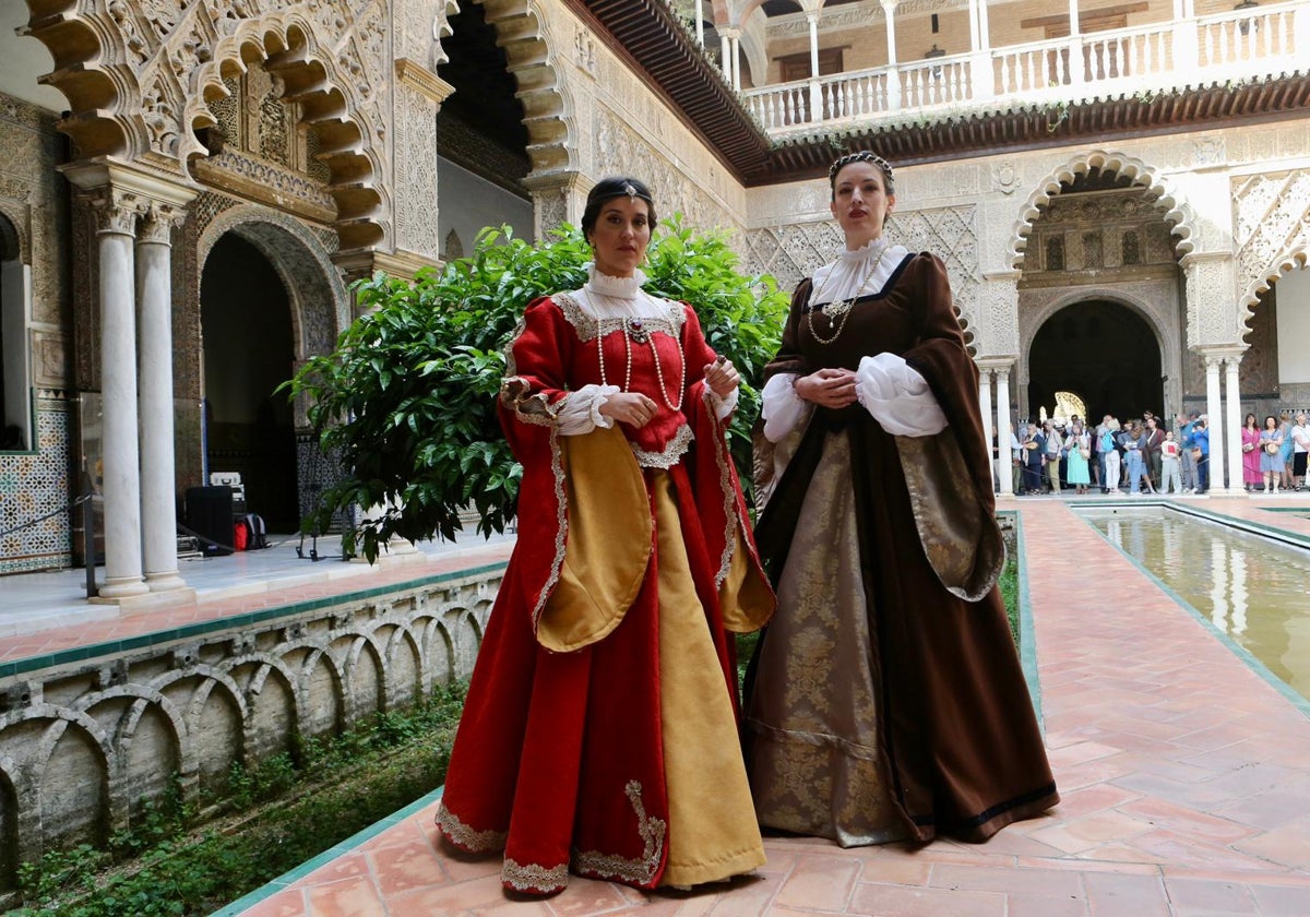 Dos de las actrices que protagonizan las visitas nocturnas teatralizadas al Alcázar de este año