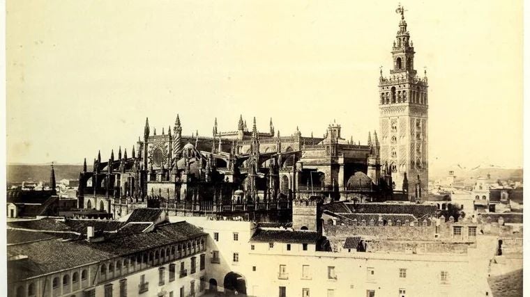 Patio de Banderas del Alcázar con la Catedral y la Giralda