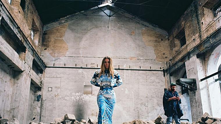 Rocío Márquez en el centro y Bronquio a la derecha de la imagen.