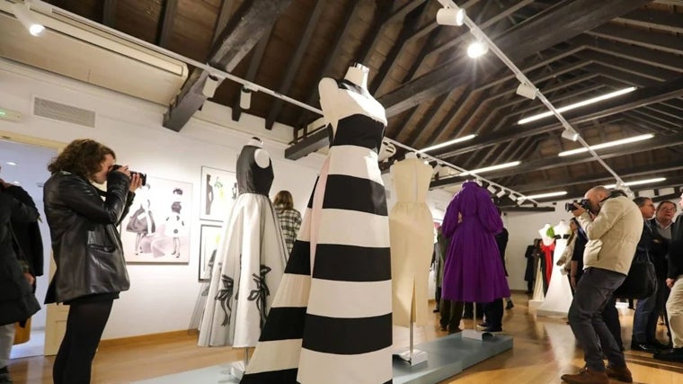 La exposición incluye estilismos que han desfilado en pasarelas de Nueva York, Tokio o Barcelona