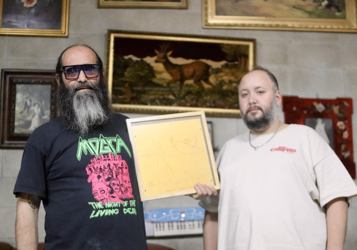 Manuel Chaparro (izquierda) y Sergio Ruiz (derecha), sostienen la placa Pioneer de Califato ¾