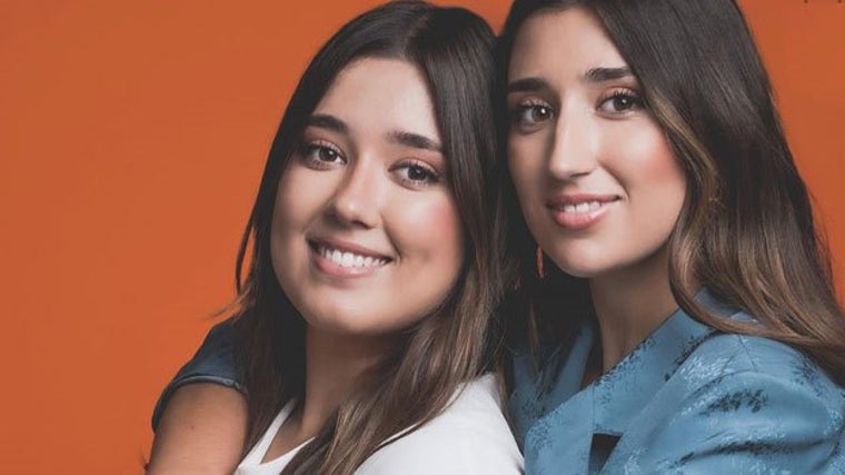 Este dúo formado por las hermanas Avilés, actúa en la localidad de tomares por una buena causa