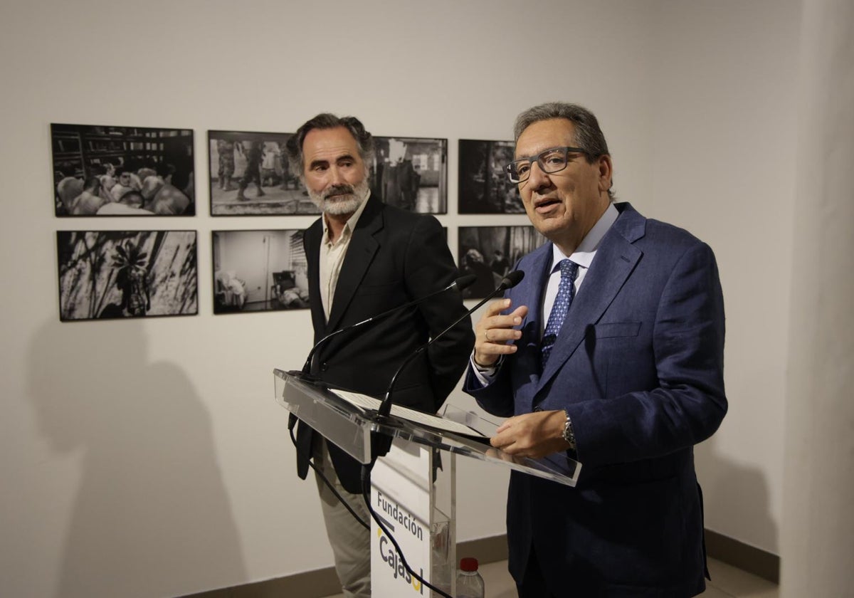 Juan Carlos Sánchez de Lamadrid y Antonio Pulido durante la inauguración de la exposición