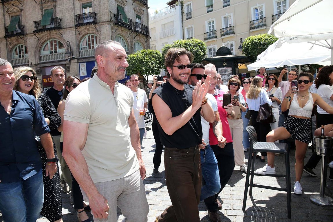 Manuel Carrasco, durante su concierto improvisado en la Plaza del Salvador de Sevilla