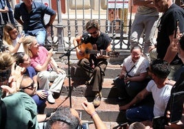 Manuel Carrasco sorprende a Sevilla cantando en la calle