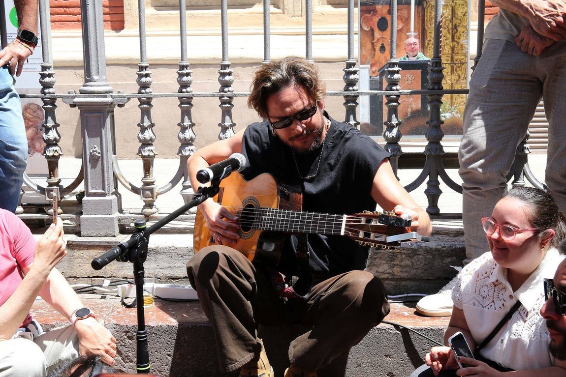 Manuel Carrasco, durante su concierto improvisado en la Plaza del Salvador de Sevilla