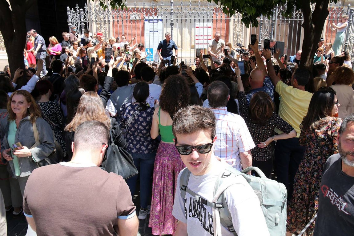 Manuel Carrasco, durante su concierto improvisado en la Plaza del Salvador de Sevilla