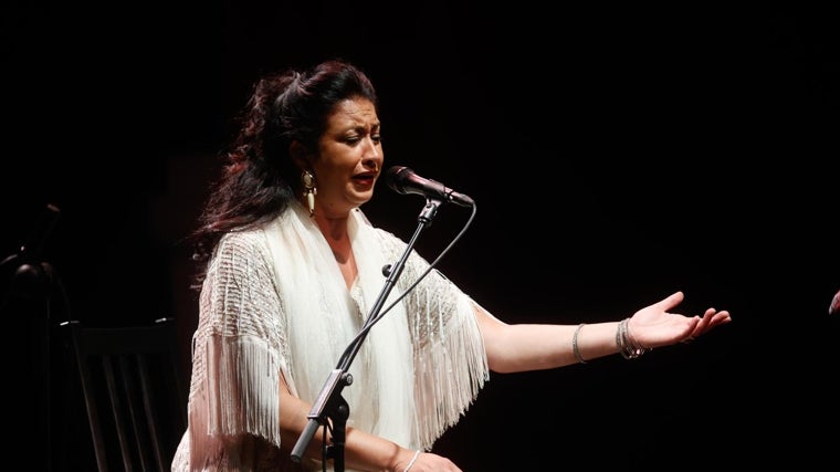 La Fabi cantando en el Teatro Cajasol